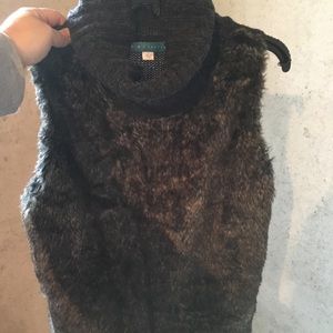 Faux fur sleeveless sweater, size L